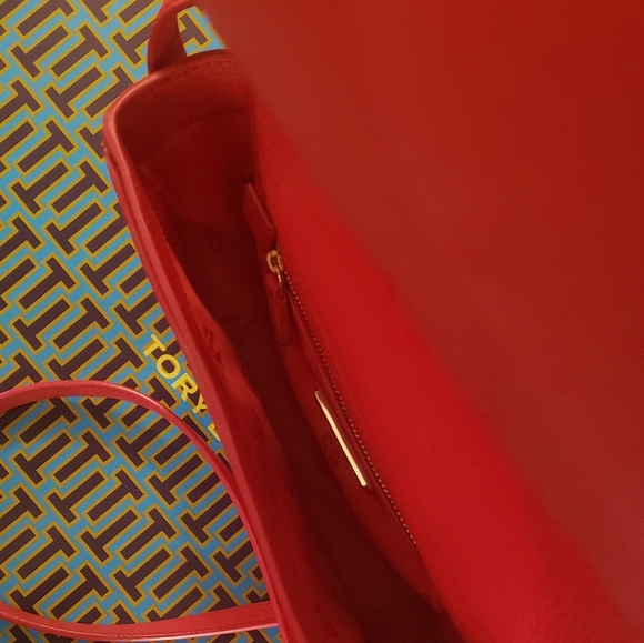 Tory Burch T-Serif Saddlebag Red Pebbled - Picture 8 of 10